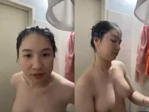 Gái vú ngon, vừa call với cô bạn gái vừa tắm